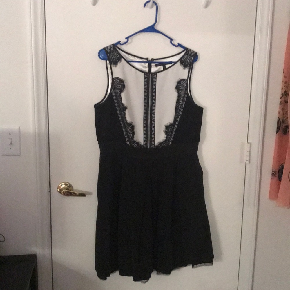 White House black market black & white dress sz 14